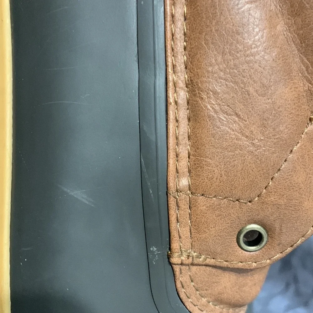 Sperry boys Port Boot‎ in brown laces missing. Size 6